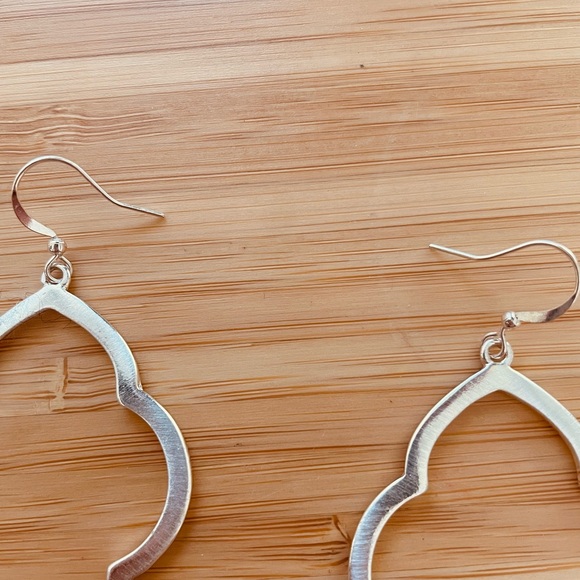 BRAND NEW silver earrings never worn - Picture 3 of 4